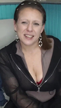 熟女谈论她的成人玩具并自慰到真正的单人高潮