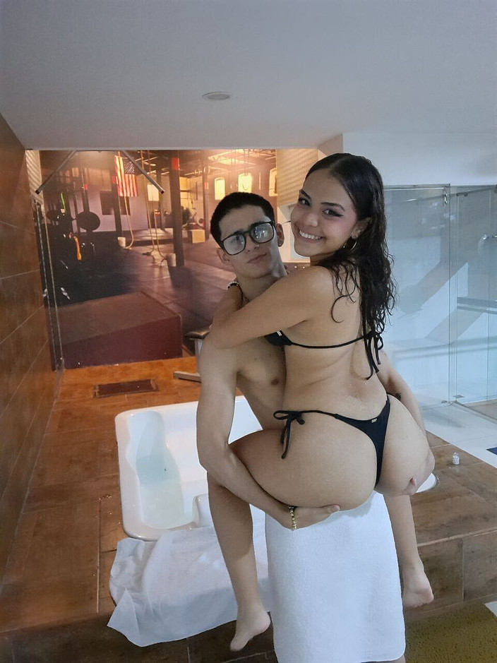 ValentinaHot10: Nacht des Vergnügens! Ich lade meine brünette stiefschwester mit dickem...