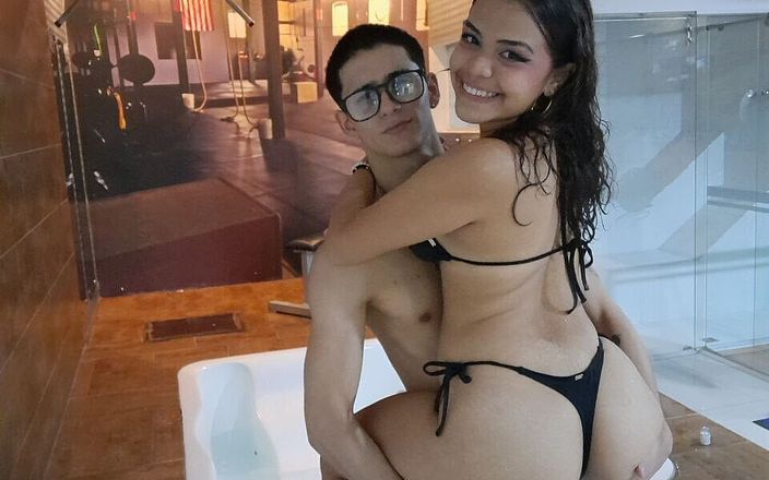 ValentinaHot10: खुशी की रात! मैं बड़ी वाली अपनी काले बाल वाली सौतेली बहन को मोटल में आमंत्रित करता हूं