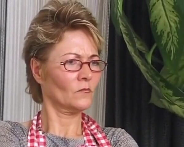 Deutsche XXX Filme: 2人の厄介なドイツのドミナが男性の使用人の大きなお尻をスパンキング