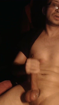 Sehr geiler heterosexueller typ mit großem schwanz in der webcam-show