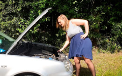 Cheating Cumsluts: 독일 창녀를 따먹고 차가 고장났을 때 맨발로 따먹히는 콘돔