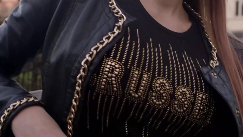 Big Boobs Babe: Sexy blonďatá turistka škádlí zadkem pro horké šukání