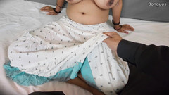 Riya Bonguus: Riya dostala její chlupatou těsnou kundičku ošukanou tak dobře