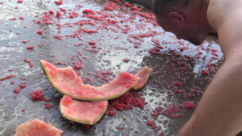 Femdom Austria: Wassermelone füttern!