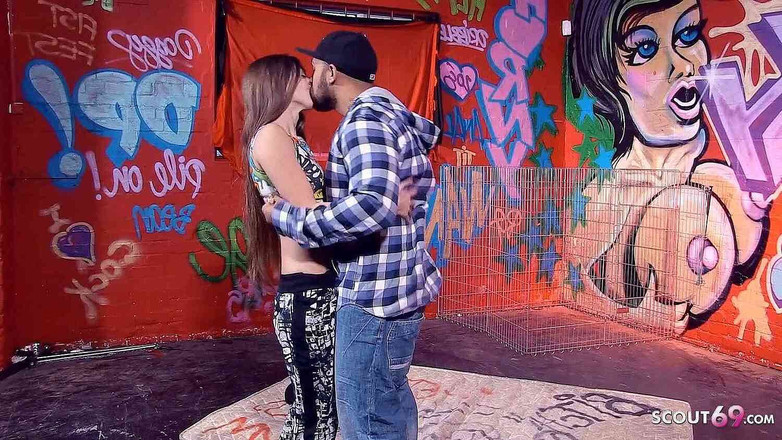 Full porn collection: 長い黒人のコックは、パーティーで乱暴な性交に細い18歳のティーンを誘惑します