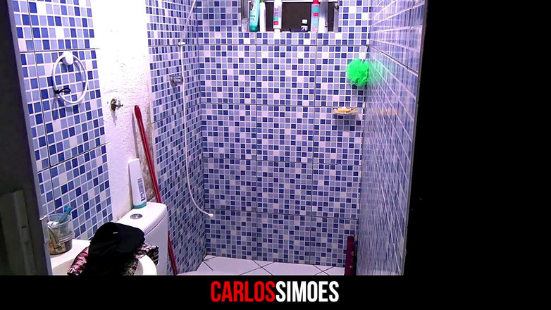 Carlos-Simoes: Brunette die een douche neemt, kijk er eens naar
