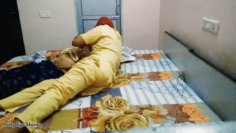 Desi Club House: Indische desi erotische bhabhi sucharita fickt im Dschungel offen im...