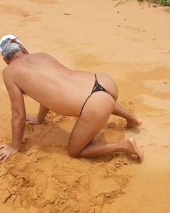 Ladysilvas: Ladysilva Crossdresser på stranden i trosor vilken het röv