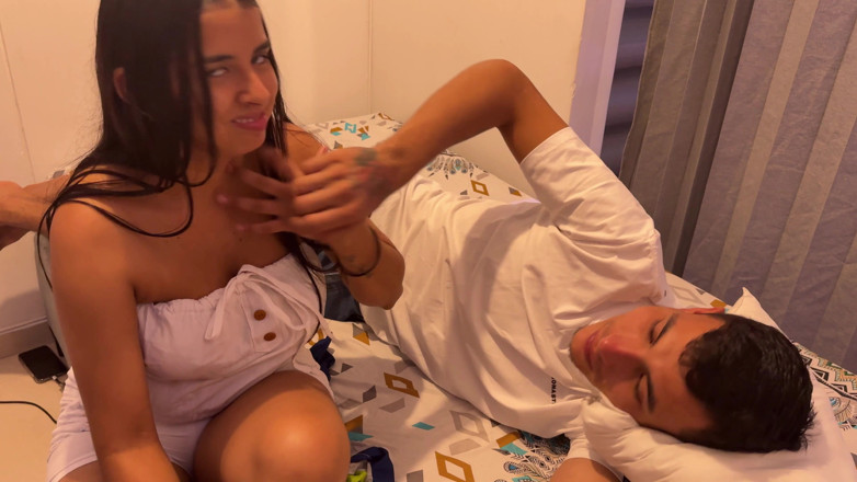 Hilary palvin: Mentre il cornuto di mia moglie guarda la sua serie...