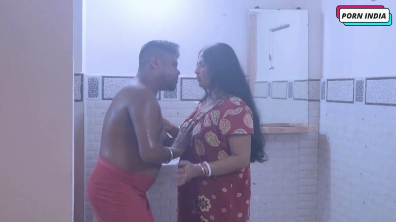 Porn India Studio: Kız arkadaşının üvey annesiyle sert seks