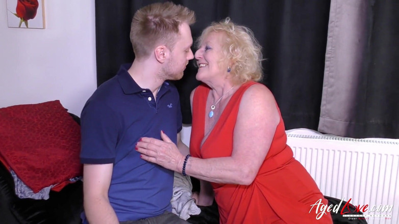 Old Nanny: Agedlove - Claire Knight es una abuela que te hará correrte...