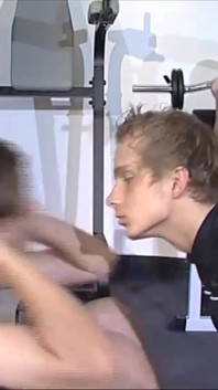 Orgie baiseuse dans la salle de sport