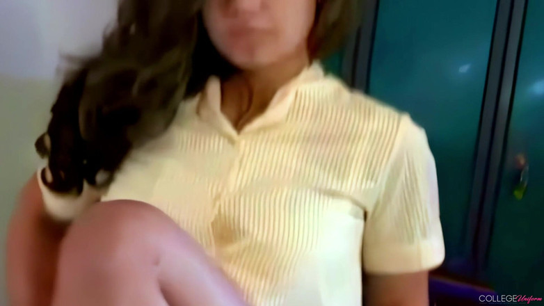 College Uniform: Bilik Darjah Samantha Buxton yang menampilkan Samantha Buxton