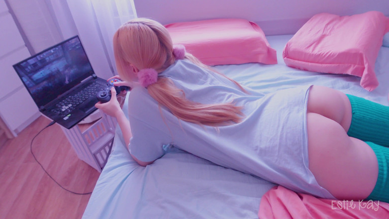 Estie Kay: 彼女はゲームをプレイし、私は彼女の穴で遊んでいます