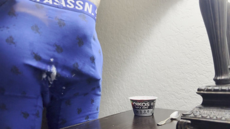 Vovxxx: Fingrar mitt rövhål smetar yoghurt i mitt hål