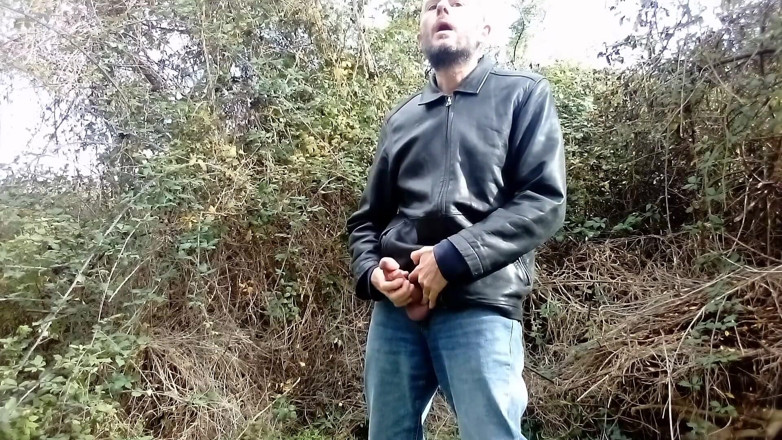 Rockardglans: Rockard Stepdaddy Pissing Wanking and Cumming for Trucker at Outdoor...