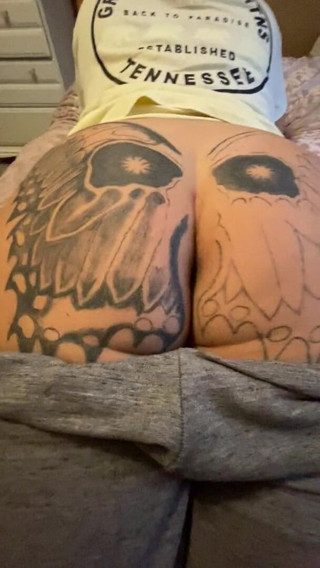 MzKiTTy91: Rabuda milf balançando a bunda