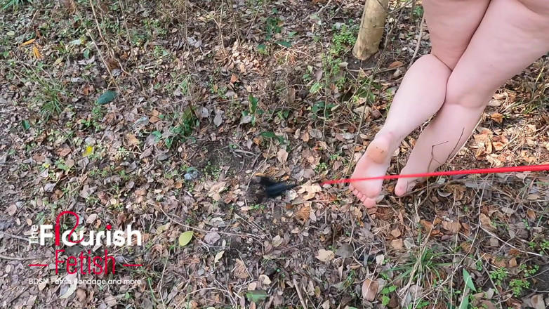 The Flourish XXX: Anastasia Rose krijgt bdsm in de natuur gedisciplineerd buitenshuis