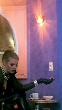 Stina Stone Dominatrix Escupiendo Comida Trituradora Alimentada Por Amante Alemana En Guantes De Cuero - Parte 1