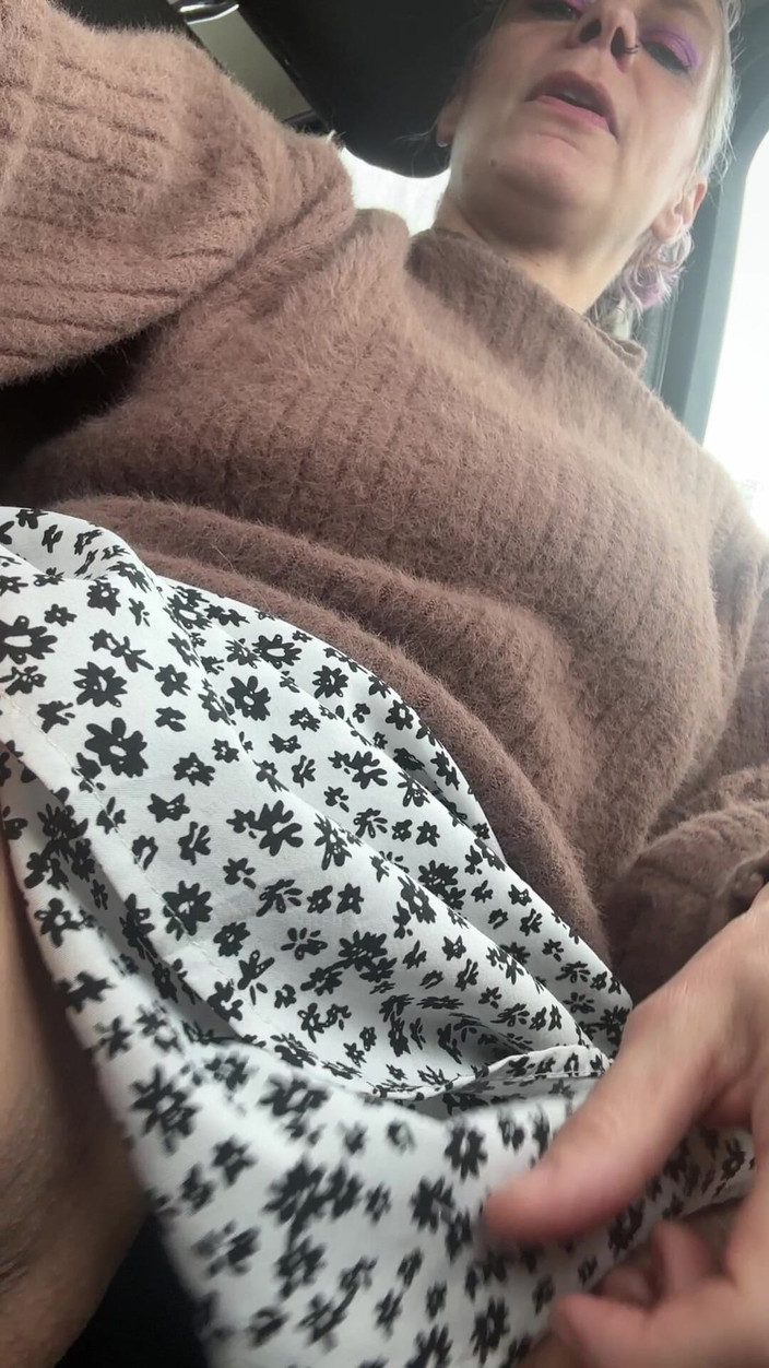 littleanda: 車の中でいたずらをする