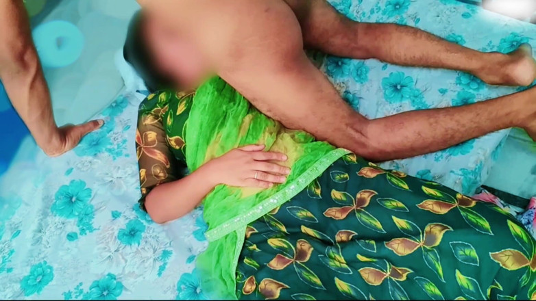 Your_aisha: Chica india del pueblo primera vez follando apretado coño, video...