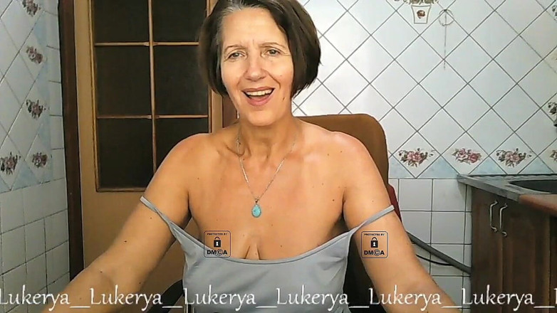 Lukerya: Tetek menari dan kaki menggoda