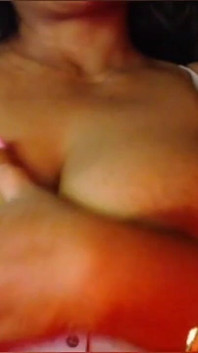 Peitos brancos do sutiã mostram beliscão sexy do mamilo