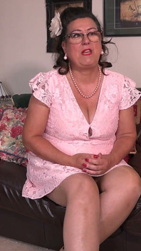Auntjudys - Una Entrevista Traviesa Con Una Gordita Madura De 60 años Ruby Roselips