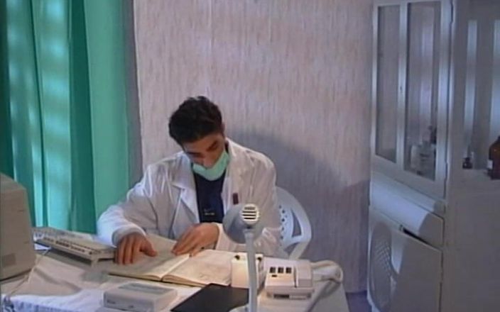 Magmafilm: Hij speelt gewoon de dokter, maar de kont is echt