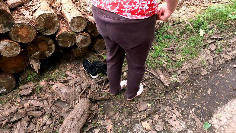 Bouncy Tits Action: Întinde-ți picioarele pe ejaculare în lemn, vreau să-ți pleznesc