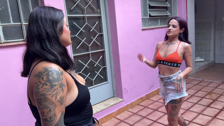 Quente club: Vecinul s-a dus să ajute fata dolofană să măture curtea și...