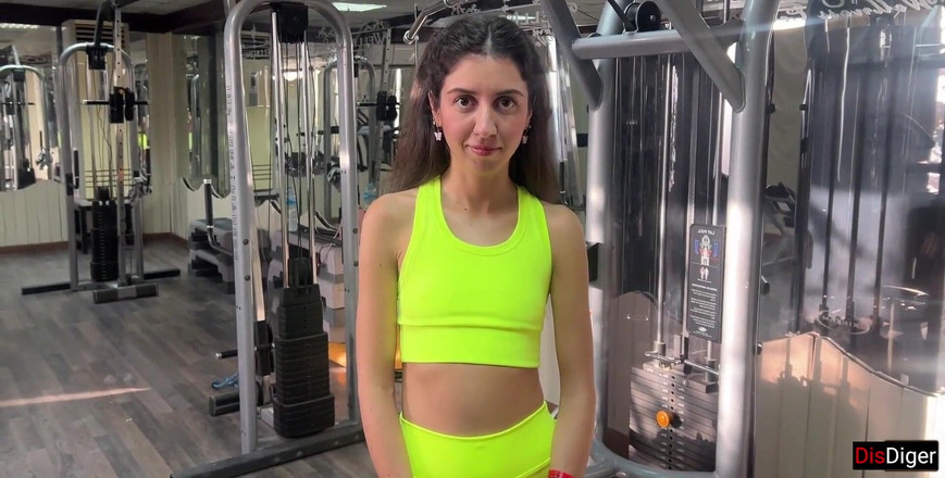 Dis Diger: ट्रेनर नए व्यायाम प्रदान करता है और जिम में Katty को चोदता है