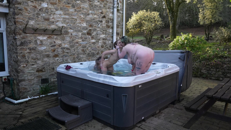 April Paisley: Pussy Jacuzzi děvky
