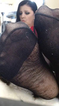 特写黑色尼龙连裤袜脚
