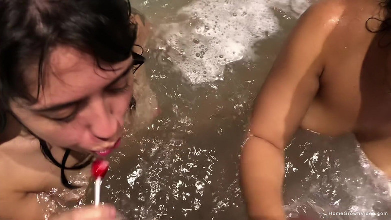 Homegrown Video: Солодка і сексуальна ванна втрьох