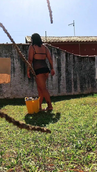 Děvka manželka pověšená bez kalhotek a cuckold ji tam šukal