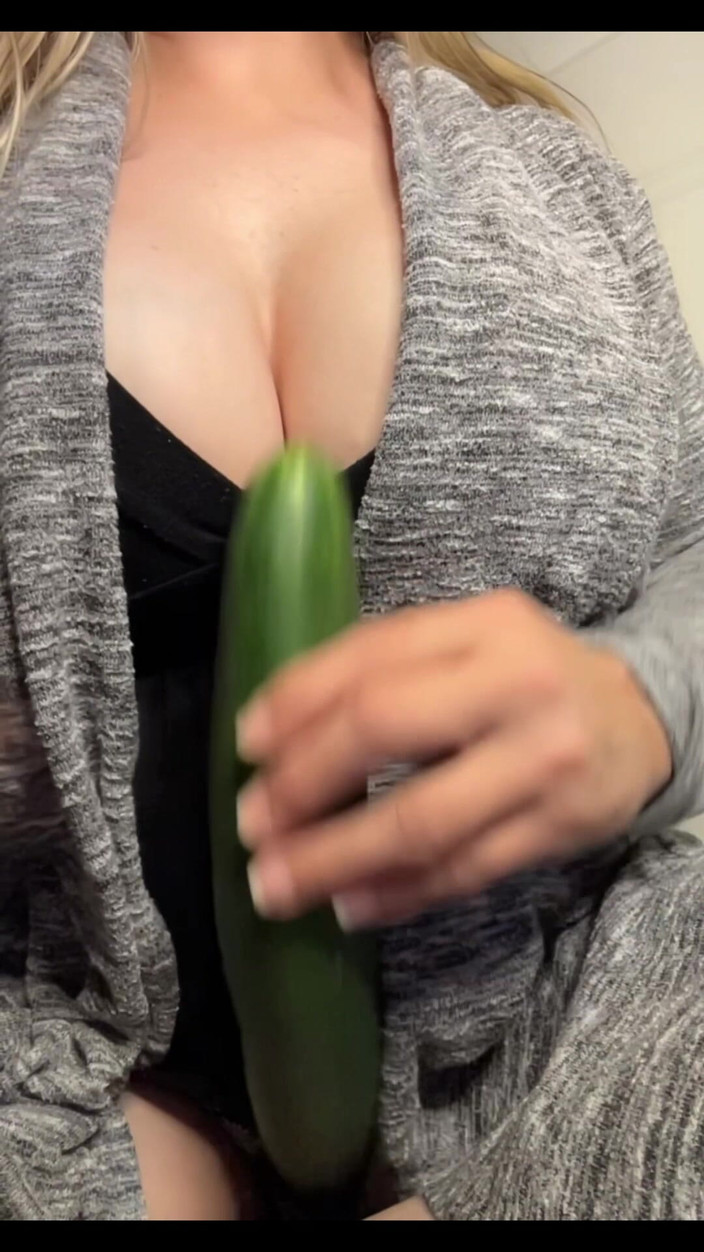 Kat Snax: Kvinnlig onani - MILF onanerar med gurka till enorma sprutande Orgams