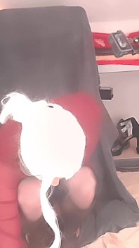 La sexy Melinda TS en robe rouge et collants