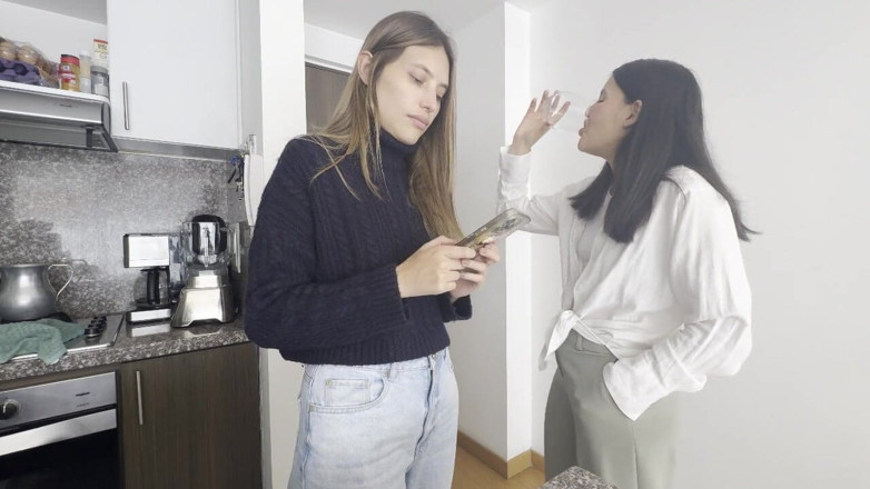 scarlettandc: Fosta mea iubită vine la mine acasă pentru a face...