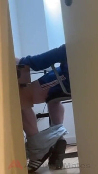 Złapałem mojego prostego współlokatora szarpającego się na porno