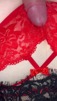 Pacarnya masturbasi dan muncrat di pantat mungil dan celana dalam seksi pacarnya