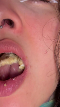 La ragazza della porta accanto è cattiva; Diventa gigante e ti divora.