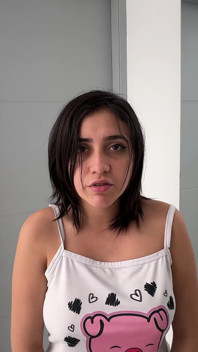Meine kleine latina-stiefschwester fickt gerne vor einem spiegel und sieht zu, wie ich in ihren reichen arsch penetriere