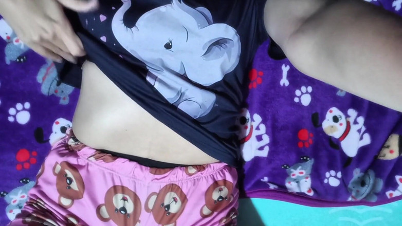 Yulieth Gomez: Ragazza colombiana si masturba da sola e geme mentre guarda...