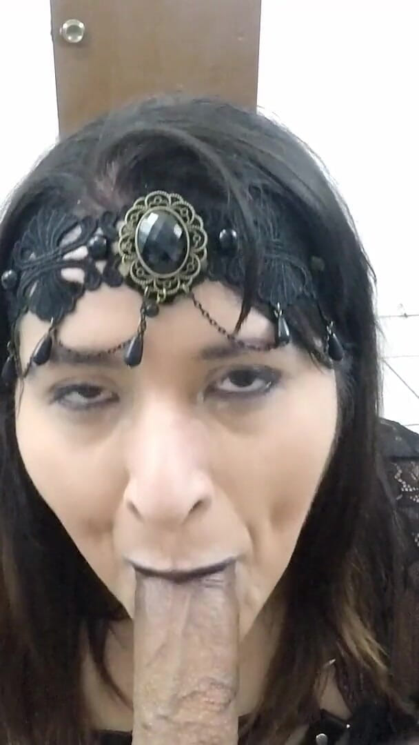 VickyVixen: Goth Älskarinna suger av en lycklig fläkt