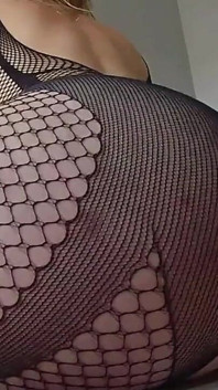 Ateşli genç üvey kız kardeşimin büyük götünü seksi tulumla sikiyorum!