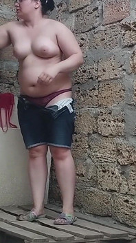 Ik installeerde een camera onder de douche en zag een milf en een man met een grote lul 2
