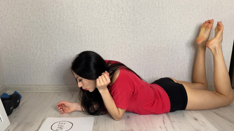 Princess Monica: Giantess-executrix Plays with Pretending Tiny Men
