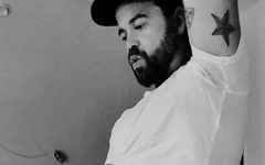 Un gros gay musclé aime la masturbation en solo